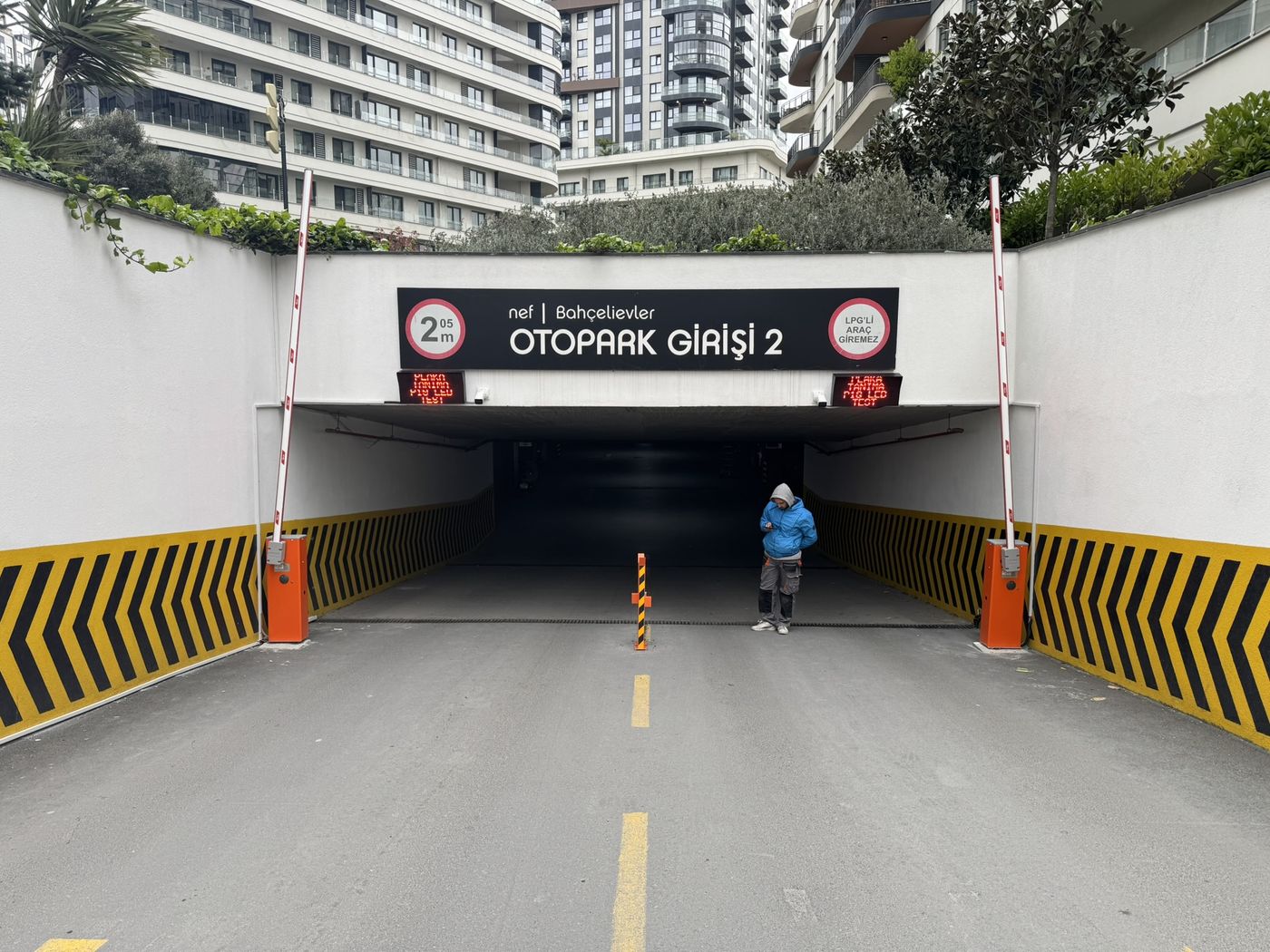 Nef Bahçelievler — Otopark girişinde plaka tanıma entegre bariyer