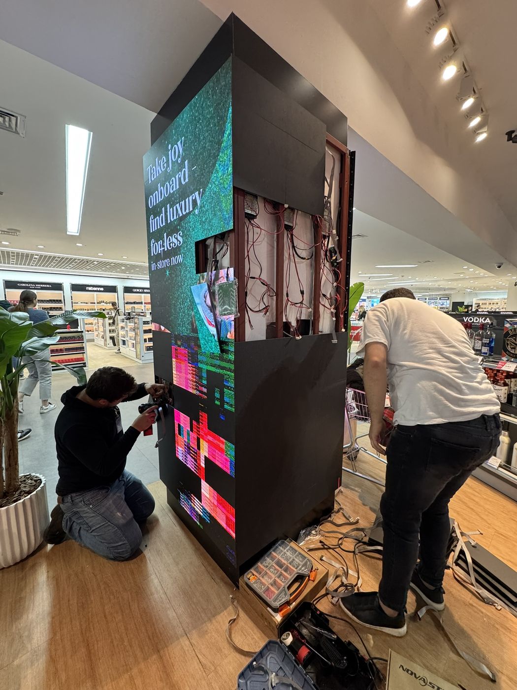Sabiha Gökçen Havalimanı — Urart Free Shop — Mağaza içi LED ekran montaj çalışması